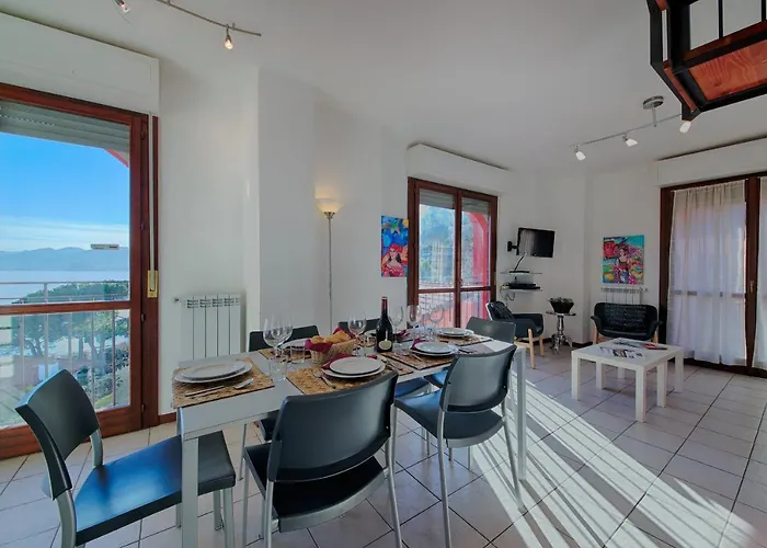 3-bedroom Lakefront Lakeview Acquaseria